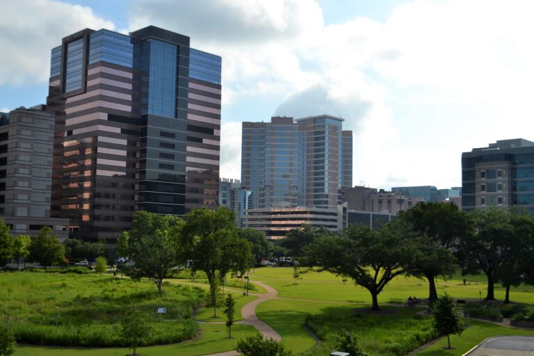 中國財政部長撰文透露房地產稅立法情況