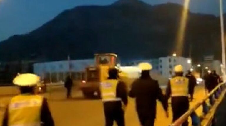 官逼民反？山東男開大鏟車直衝市政府(視頻)
