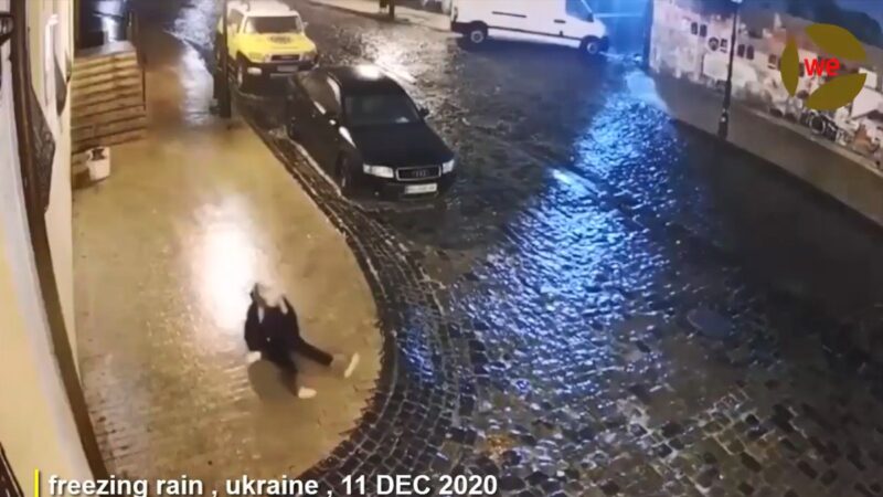 基辅街道结冰 少女滑摔1分钟仍在原地 网友哭笑不得(视频)
