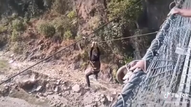 玩命拍抖音 尼泊尔男悬挂吊桥外 体力不支坠河床身亡