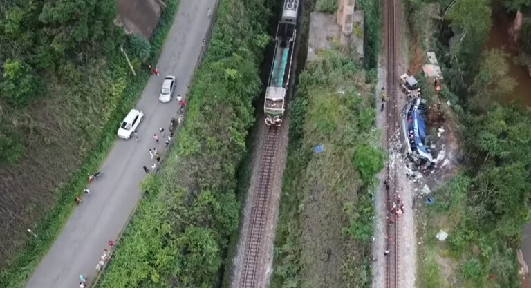 衝出15米高架橋 巴西遊覽車釀14死26傷
