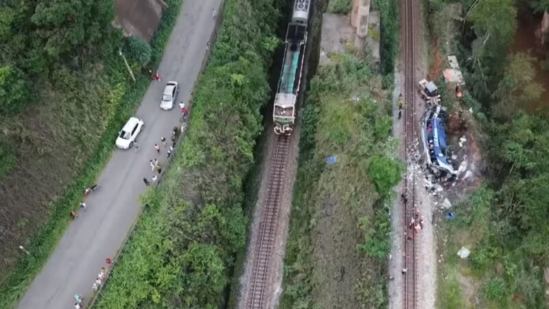 冲出15米高架桥 巴西游览车酿14死26伤