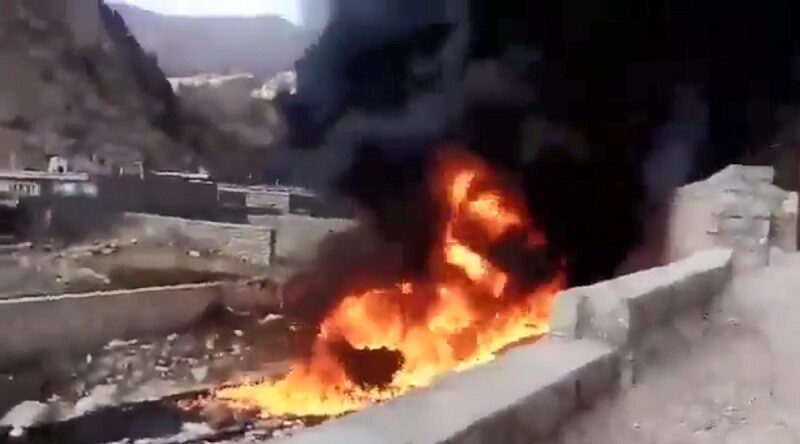 山体滑坡 伊朗炼油厂输油管破裂大火冲天