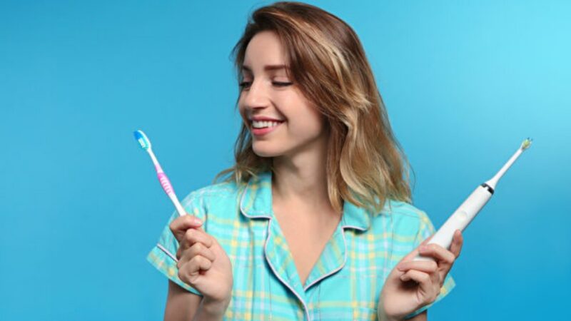 該用電動牙刷嗎？手動跟電動牙刷大比拼！