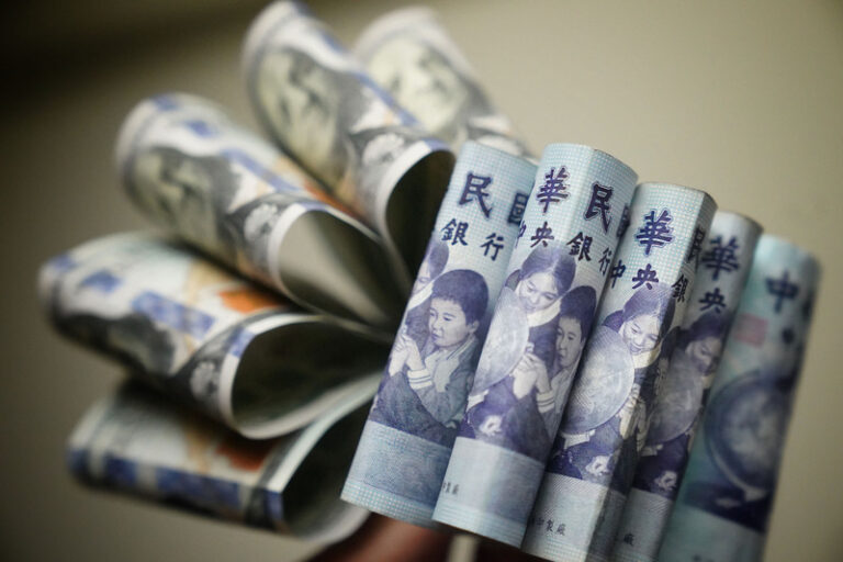 國際熱錢滾滾 新台幣收28.44元23年新高