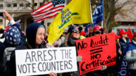 密歇根州務卿下令刪除選舉數據 家門口聚集抗議者