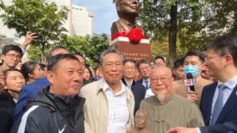 鍾南山給自己雕像揭幕 網民：鬧劇