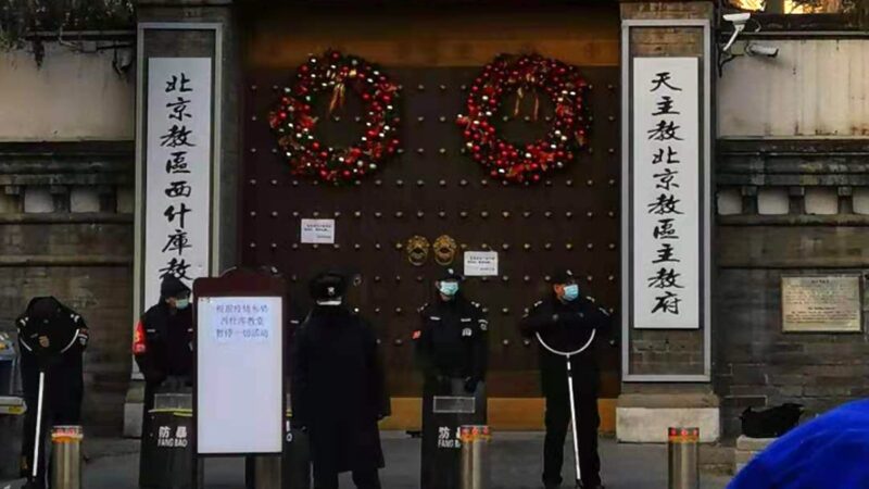 中国人庆祝圣诞节 得先过警察这一关