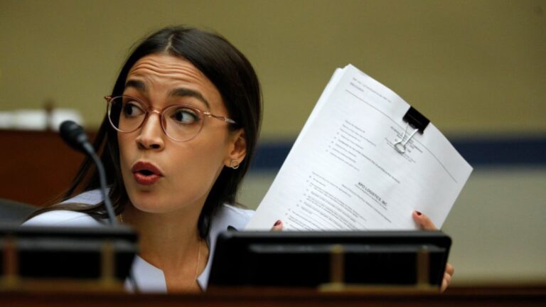 民主黨議員AOC：佩洛西和舒默應該下台了