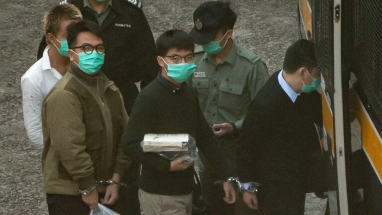 黃之鋒等三人被判刑 仍向觀眾高喊「挺住」