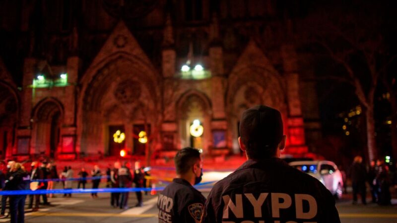 槍手紐約教堂外開槍 遭警擊傷送醫不治