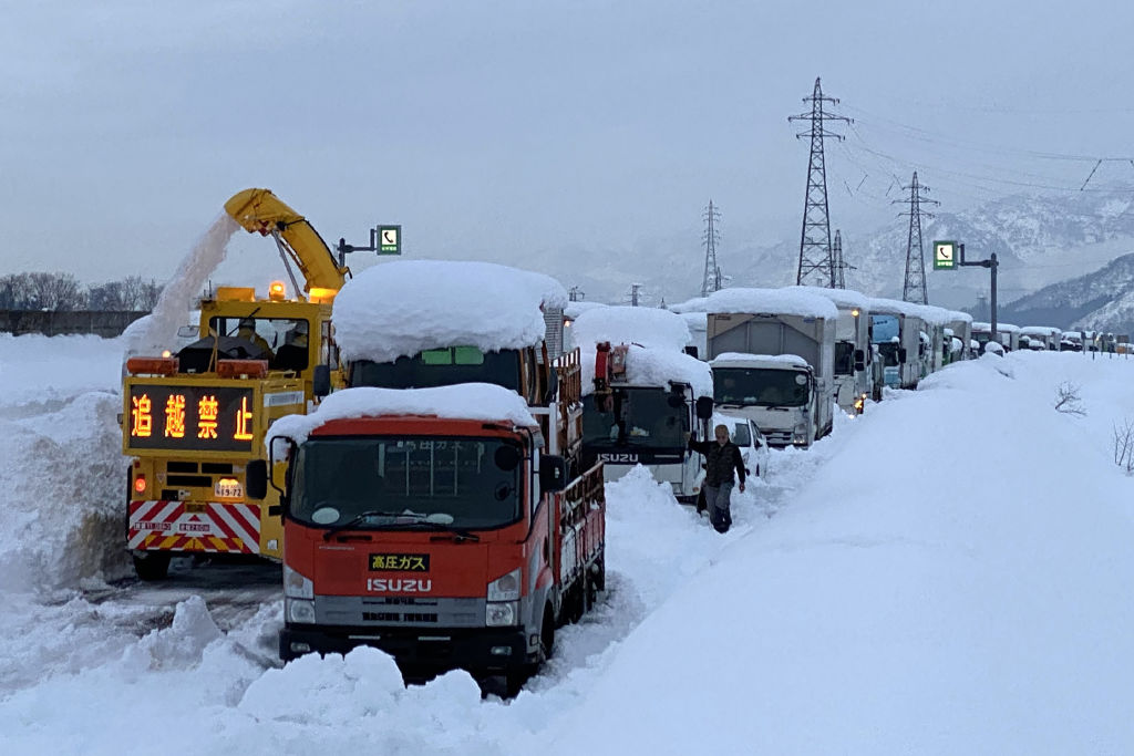 强烈冷气团侵袭日本5人疑除雪身亡 新潟县 下雪 新唐人中文电视台在线