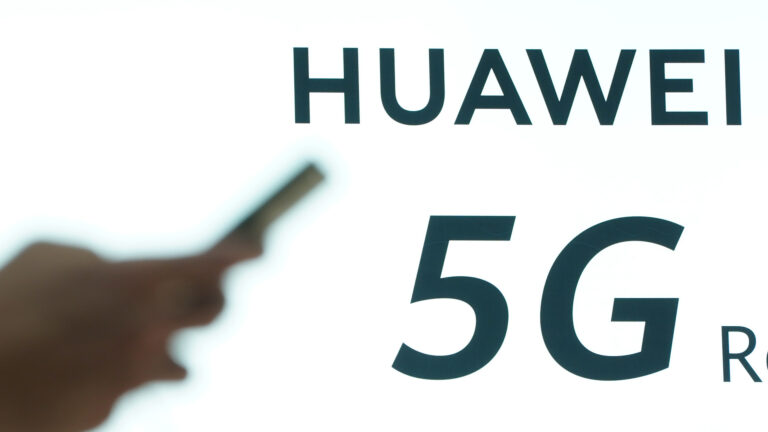 英國明年9月後禁用華為5G新設備