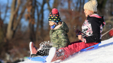 纽约今年首场11吋大雪 中央公园变身雪上王国