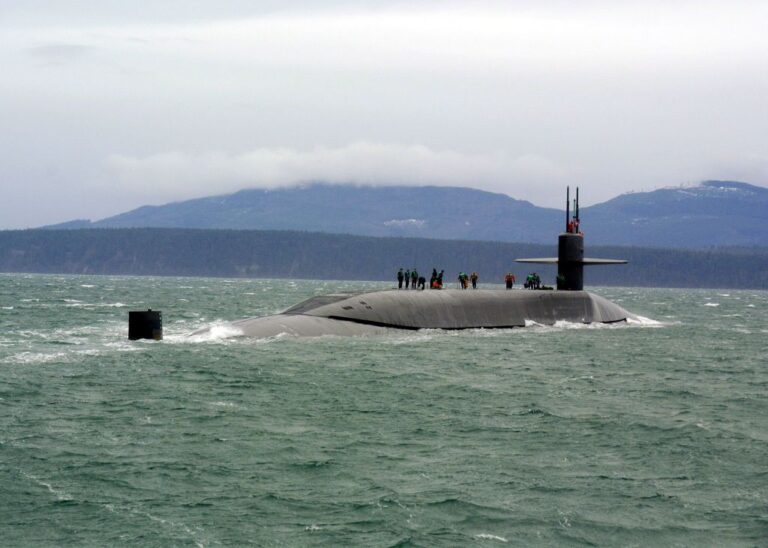 示警伊朗 美海軍罕見披露核潛艦動態
