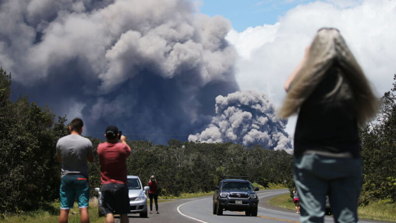 天际变色 夏威夷火山爆发 火山灰恐排入大气层
