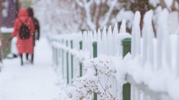 -20℃夜归忘带钥匙 俄女翻墙“头下脚上”卡栅栏冻死