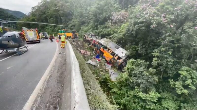 煞車失靈 巴西遊覽車翻車墜落山坳至少19死