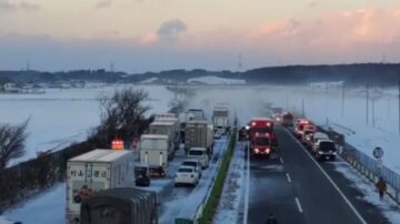 风雪交加 日本高速路车祸1死10伤 逾百辆车困车阵