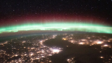 从太空中看地球的极光 与灯光和星光争辉