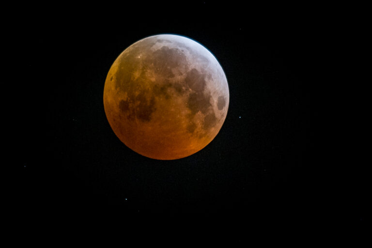 台灣南部夜空現詭異紅月 網驚：2021災難年預兆？