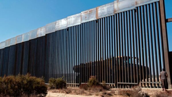 白宫：川普周二将访德州 庆400英里边境墙建成