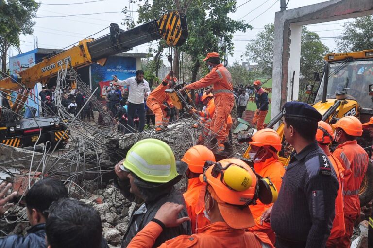 轟隆巨響 印度火葬場屋頂塌陷 至少25人死亡