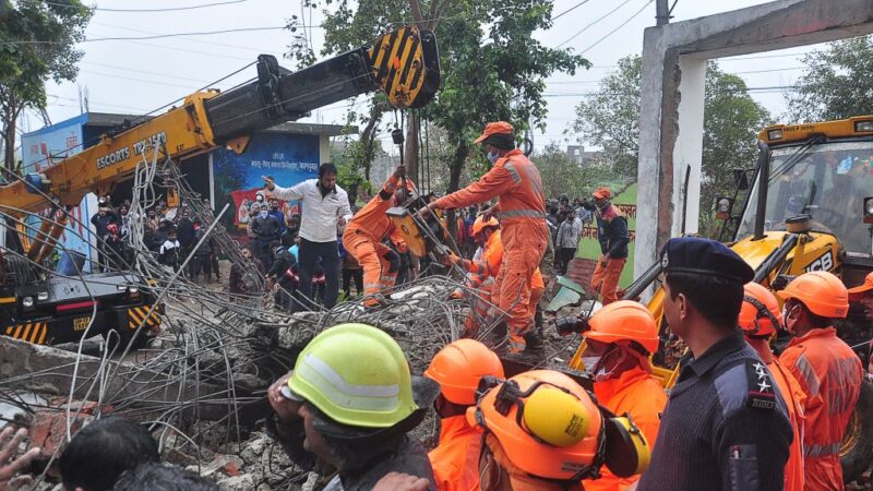轰隆巨响 印度火葬场屋顶塌陷 至少25人死亡