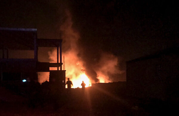 爆炸声不断 黎巴嫩边界瓦斯罐仓库大火至少10伤