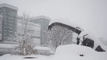 日本北陆逾千辆车受困大雪 出动自卫队