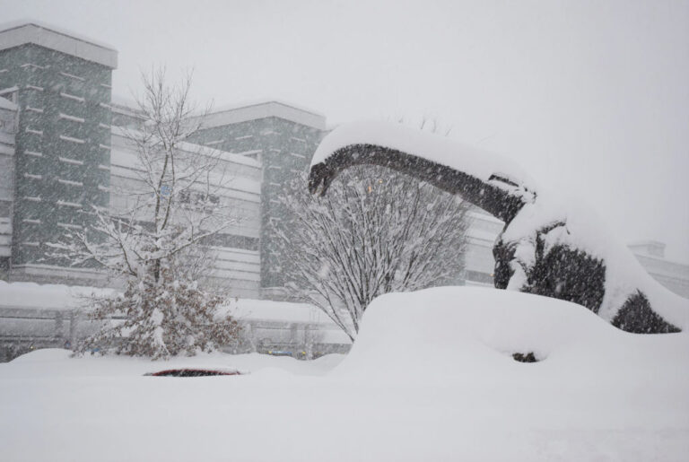 日本北陸逾千輛車受困大雪 出動自衛隊