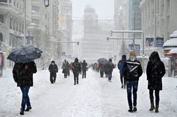 西班牙降大雪酿3死2500驾驶受困马德里交通中断 新唐人中文电视台在线