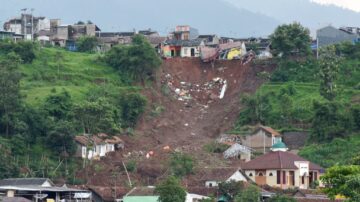 印尼天灾不断 地震84死水灾逾10万人无家可归