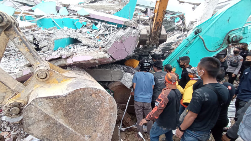 印尼6.2级强震 医院夷为平地已知34死600多伤