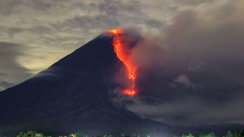 印尼塞梅鲁火山大喷发 灰烬直冲天际5.6公里高