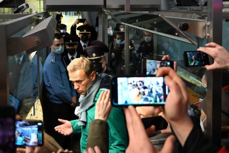 俄異議領袖納瓦利內返國 班機改降機場後被捕