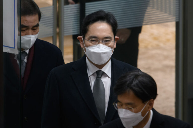 行賄案改判2年6個月 三星李在鎔遭當庭羈押