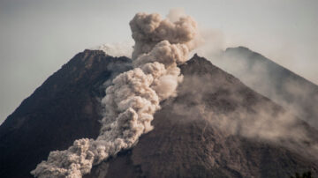 轟隆作響 印尼梅拉比火山噴發濃煙直衝天際