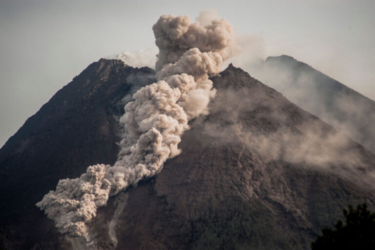 轟隆作響 印尼梅拉比火山噴發濃煙直衝天際