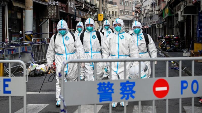 組圖：上海疫情急升溫 滿街都是「白大褂」