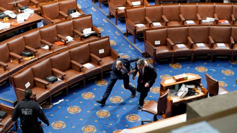 組圖：抗議者闖入美國國會 議員們四散逃離
