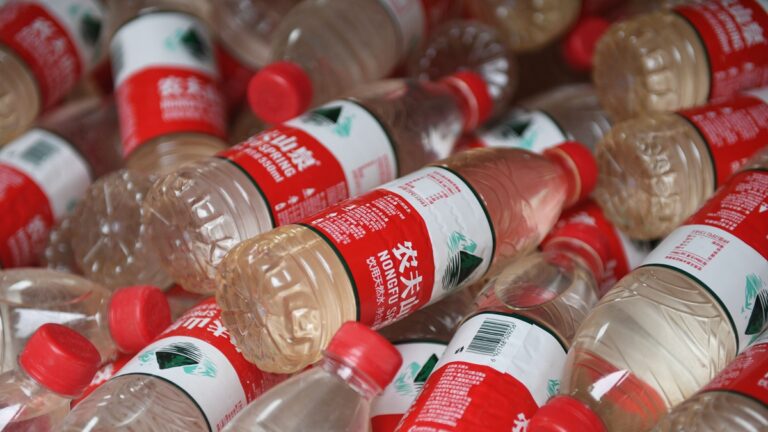 中國瓶裝水業「内捲」 農夫山泉跌至每瓶0.66元