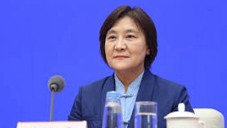 內蒙古女主席做報告突暈倒 引發猜測(視頻)