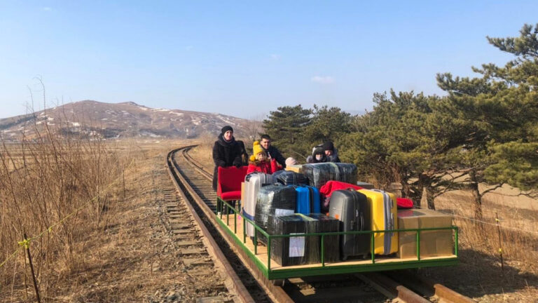 朝鮮嚴格封鎖 俄外交官攜家屬坐手推車回國
