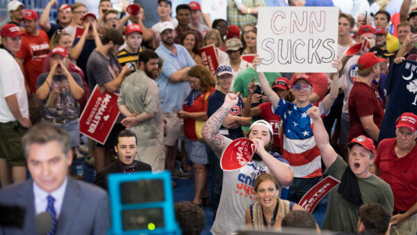 “CNN太烂” CPAC与会人群包围记者高呼