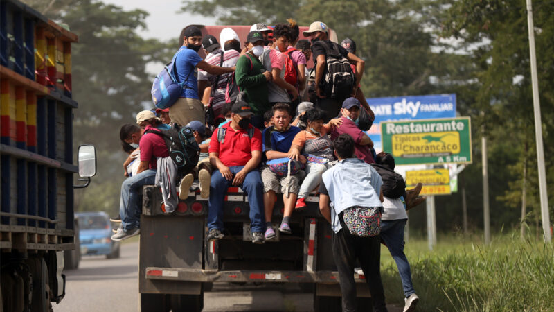 美边境日均逮捕3千非法移民 巡逻员:“我很害怕”