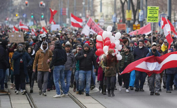抗议防疫封锁 奥地利成千上万群众再走上街头