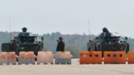 組圖：緬甸爆發政變 軍車士兵封鎖道路