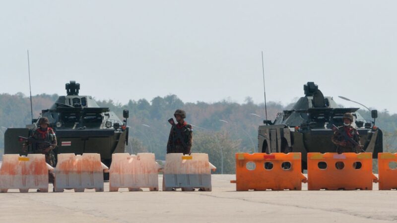组图：缅甸爆发政变 军车士兵封锁道路