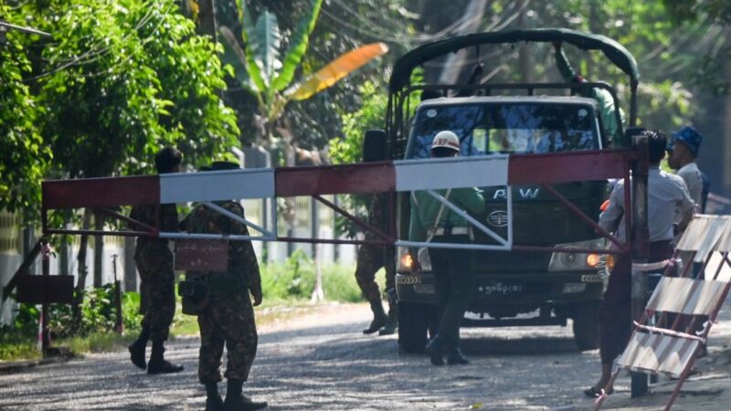組圖：緬甸爆軍事政變 大批警察駐守仰光